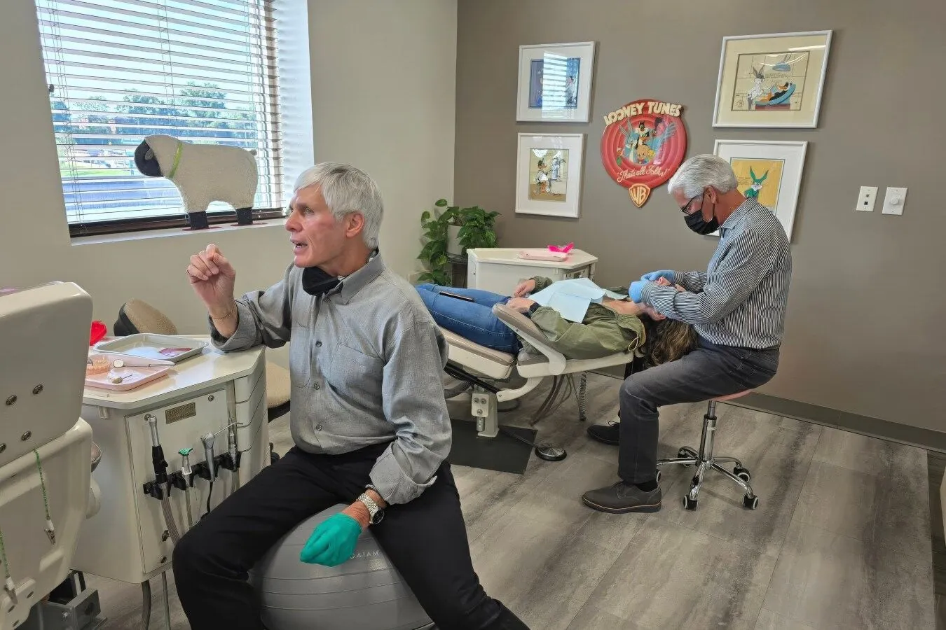 Ortodoncista atendiendo a un paciente en el consultorio