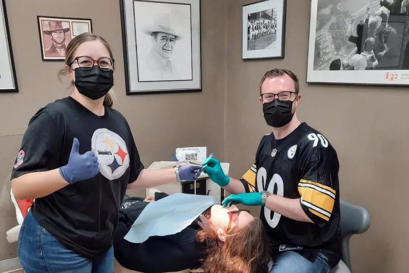 Equipo de Doyle Orthodontics atendiendo a una paciente